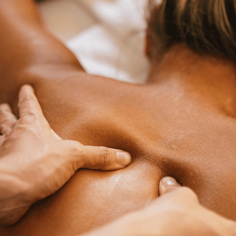 Massagem para dor nas costas com aromaterapia e cuidado integrado no Kynesis
